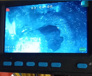 Прочистка канализационной трубы. Мочевой камень