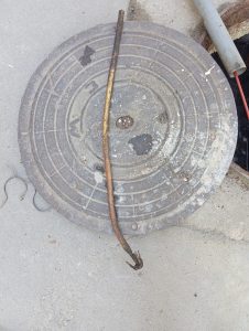 Медная трубка с крюком. Фото